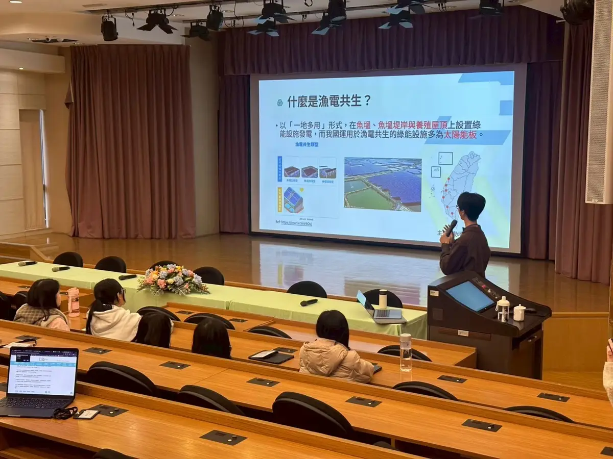Cheng-Hsiang Hsieh giving speech