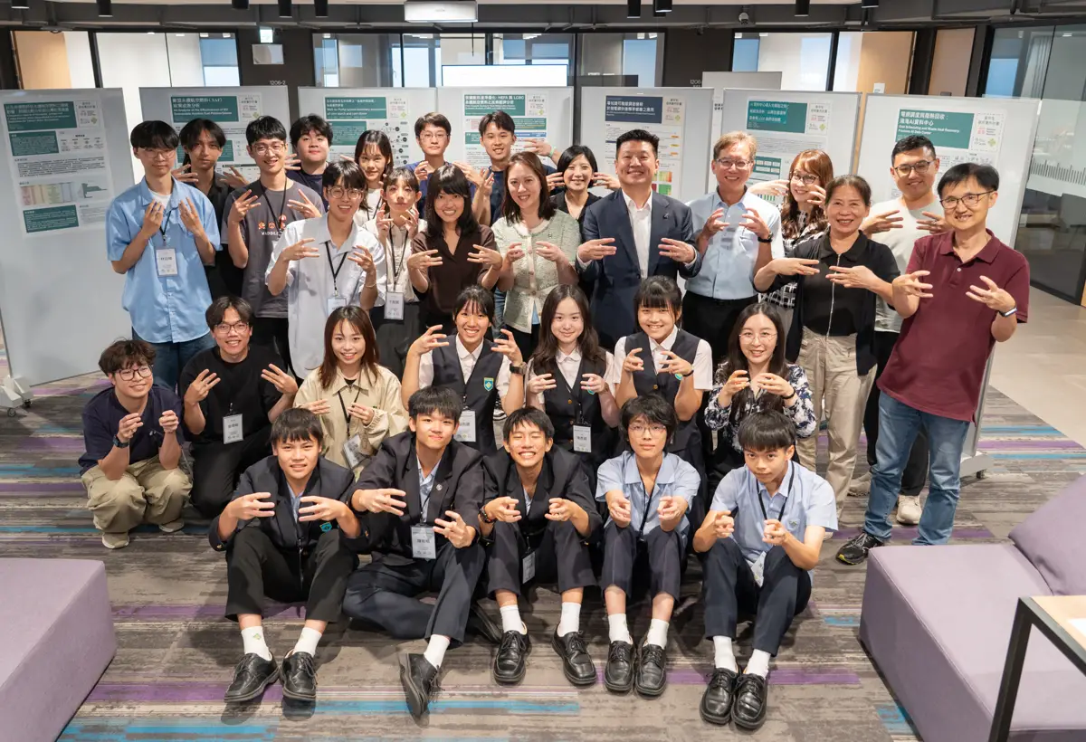 Group photo of all students and guests